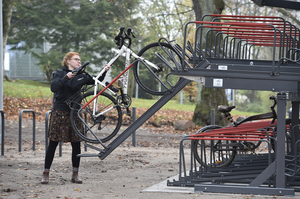 Fahrrad wird auf Fahrrad Stellplätzen geschoben